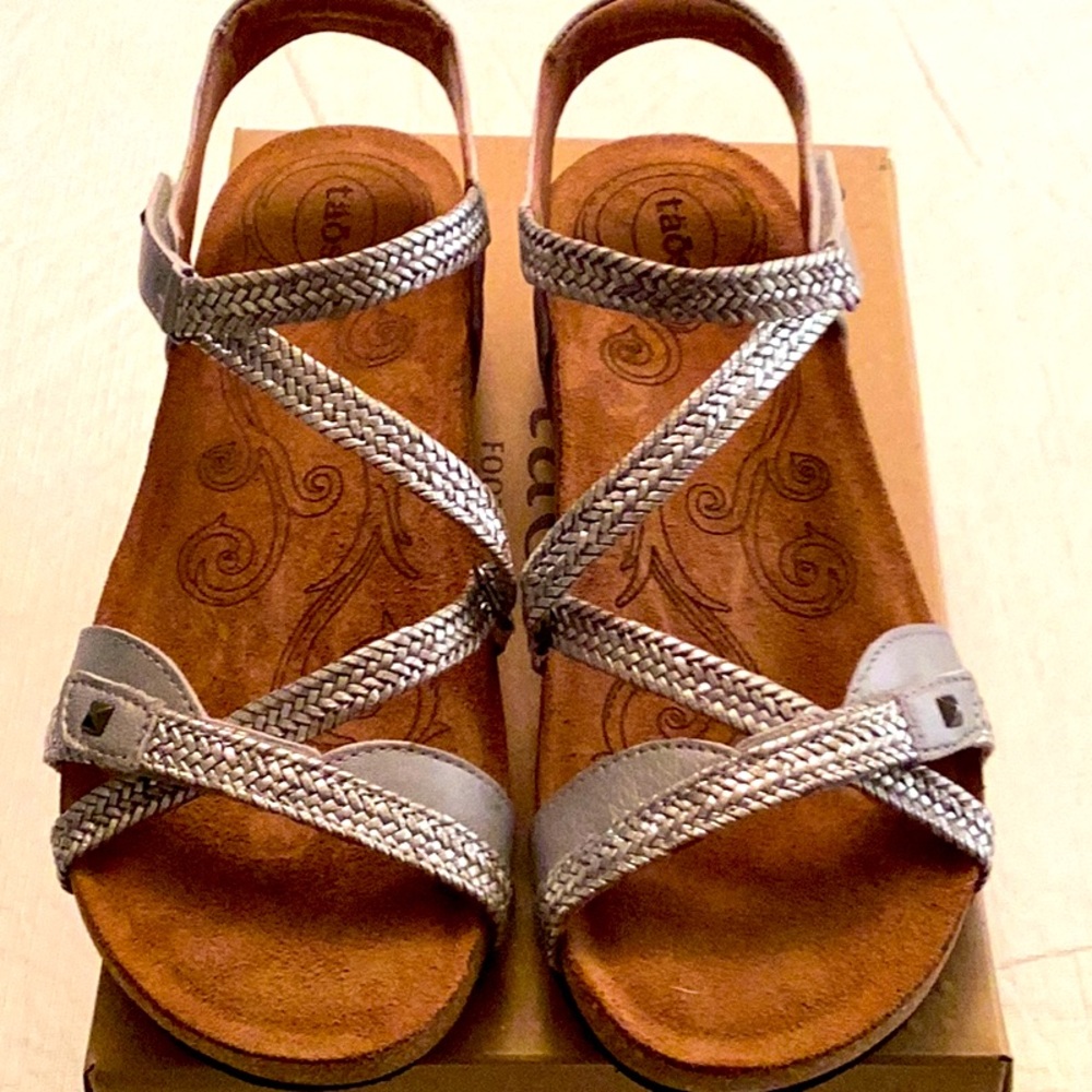 TAOS Ziggie Silver Metallic Sandals. Size 8-8 1/2.